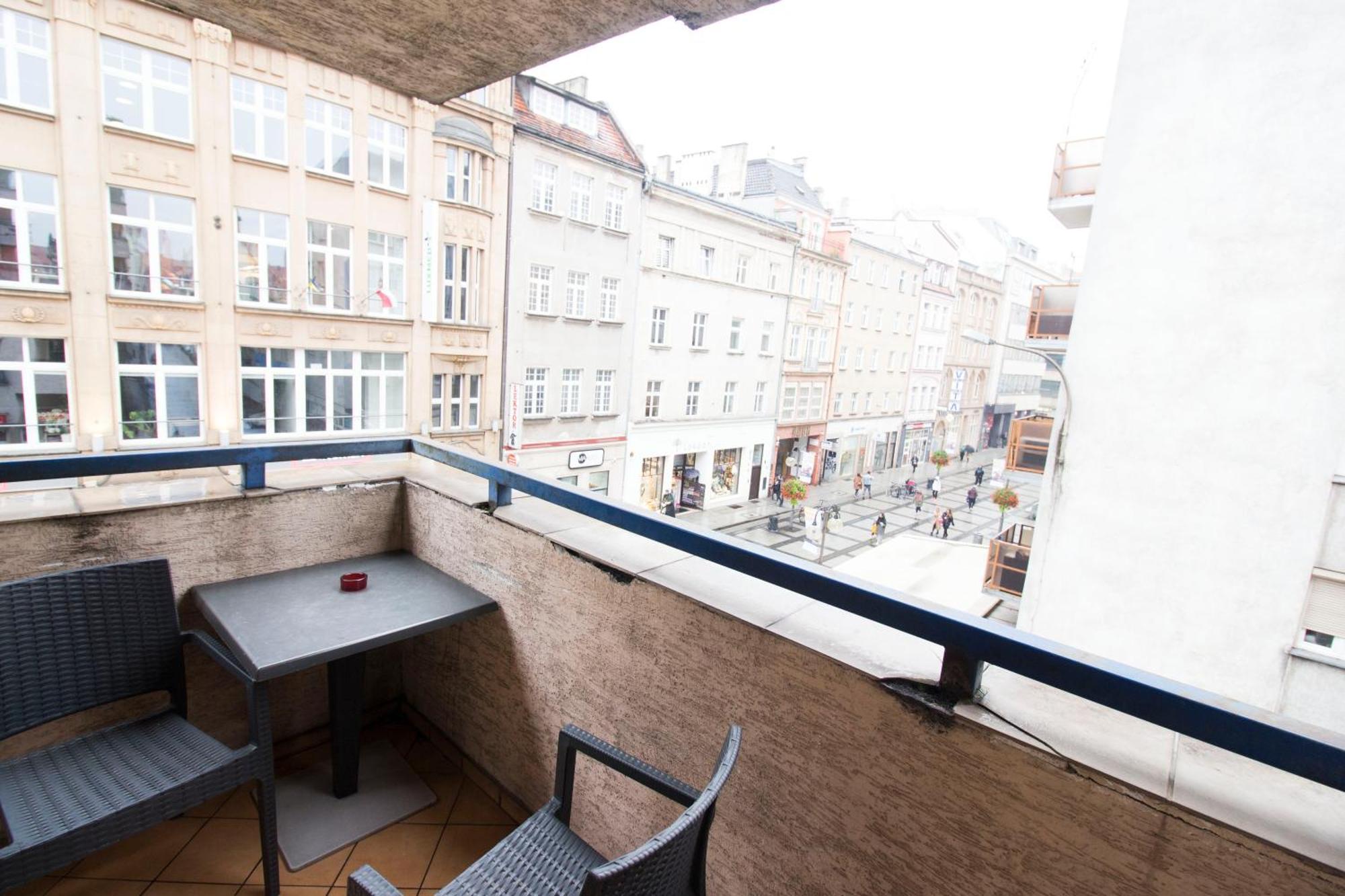 Deluxe One-Bedroom Apartment City View