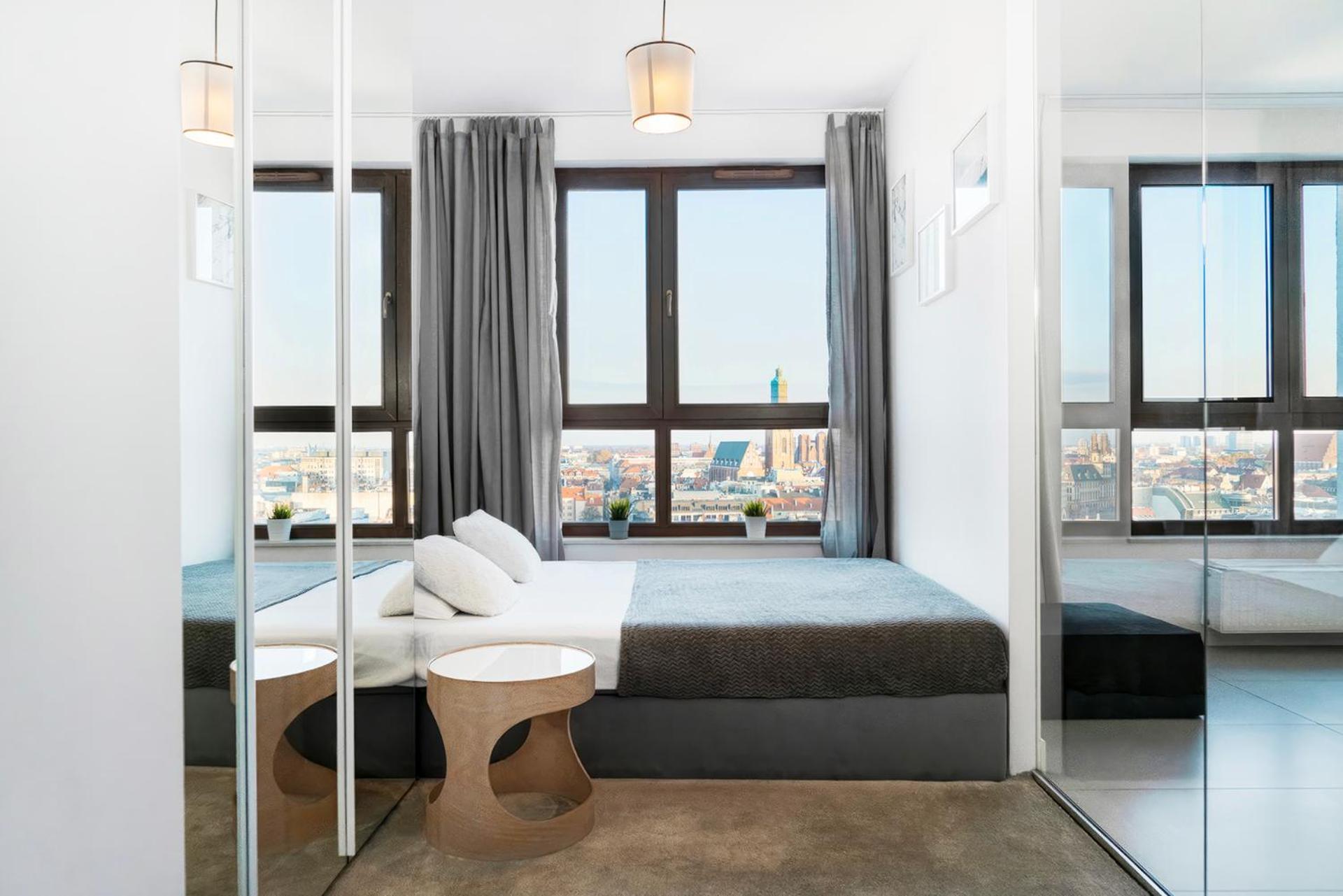 One-Bedroom Apartment on 15th floor Old Town View