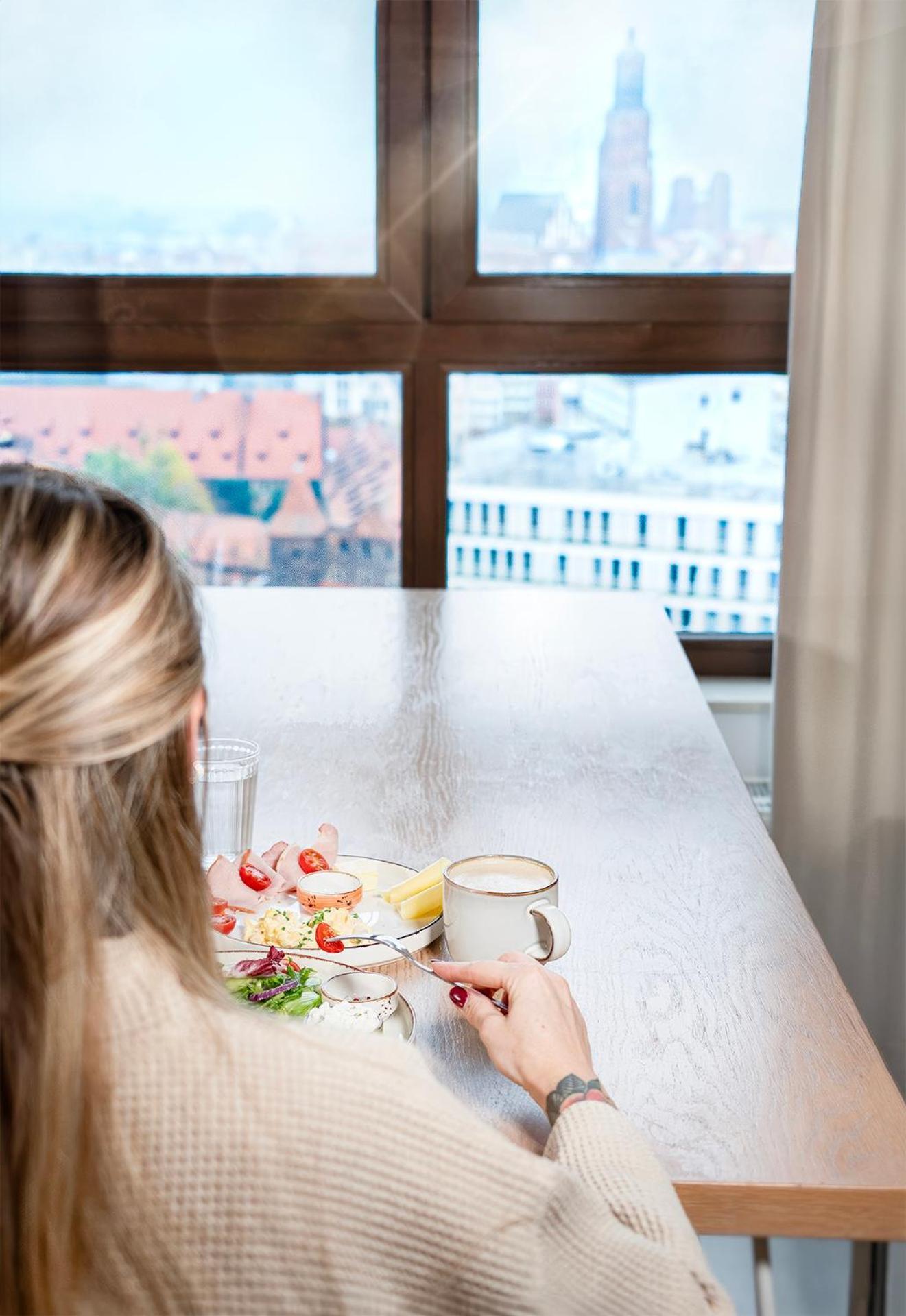 One-Bedroom Apartment on 15th floor Old Town View