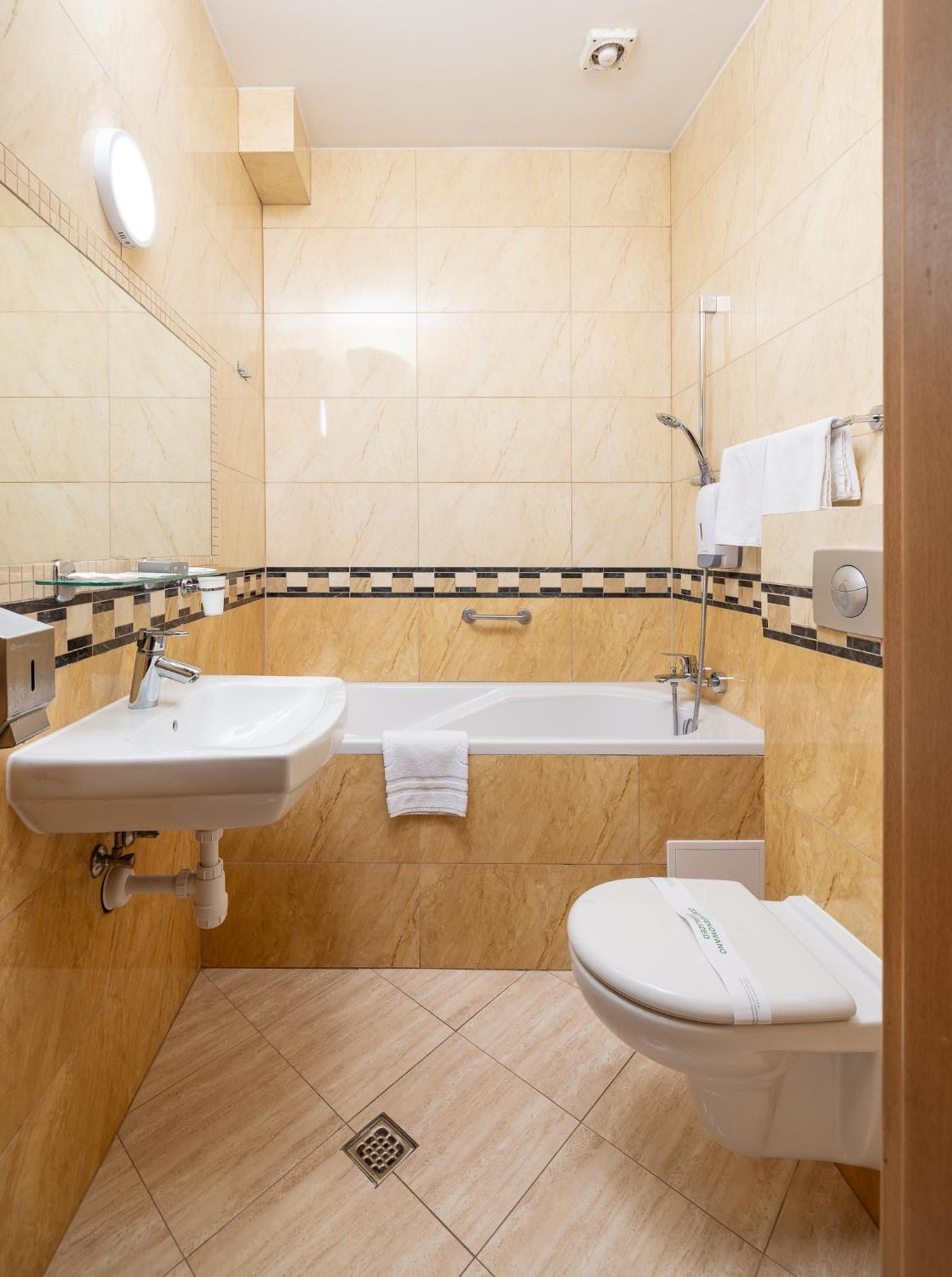 Triple Room Bath