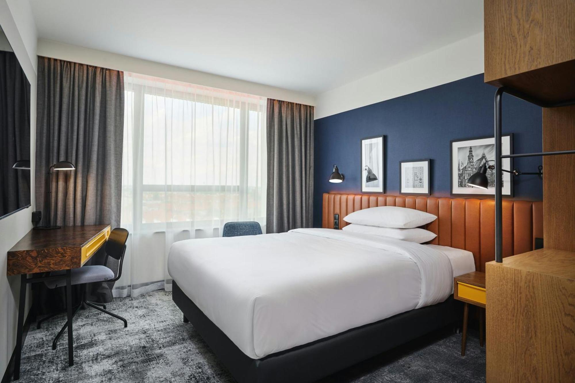 Superior King Room City View