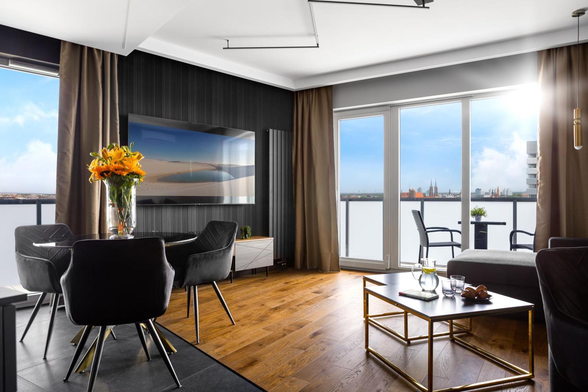 One-bedroom Apartment with Balcony and River View