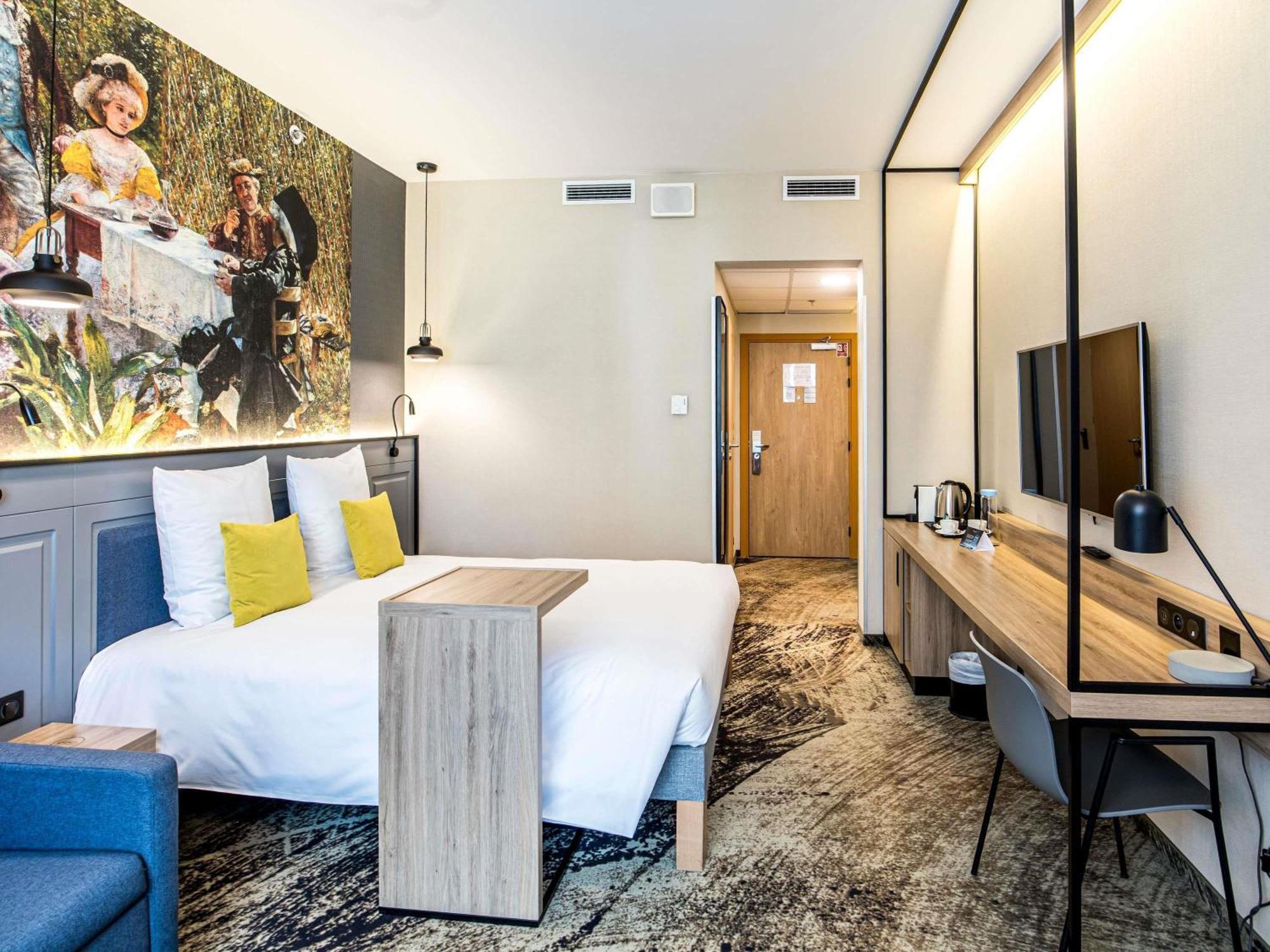 Privilege Room newly renovated double bed sofa City or Cathedral View