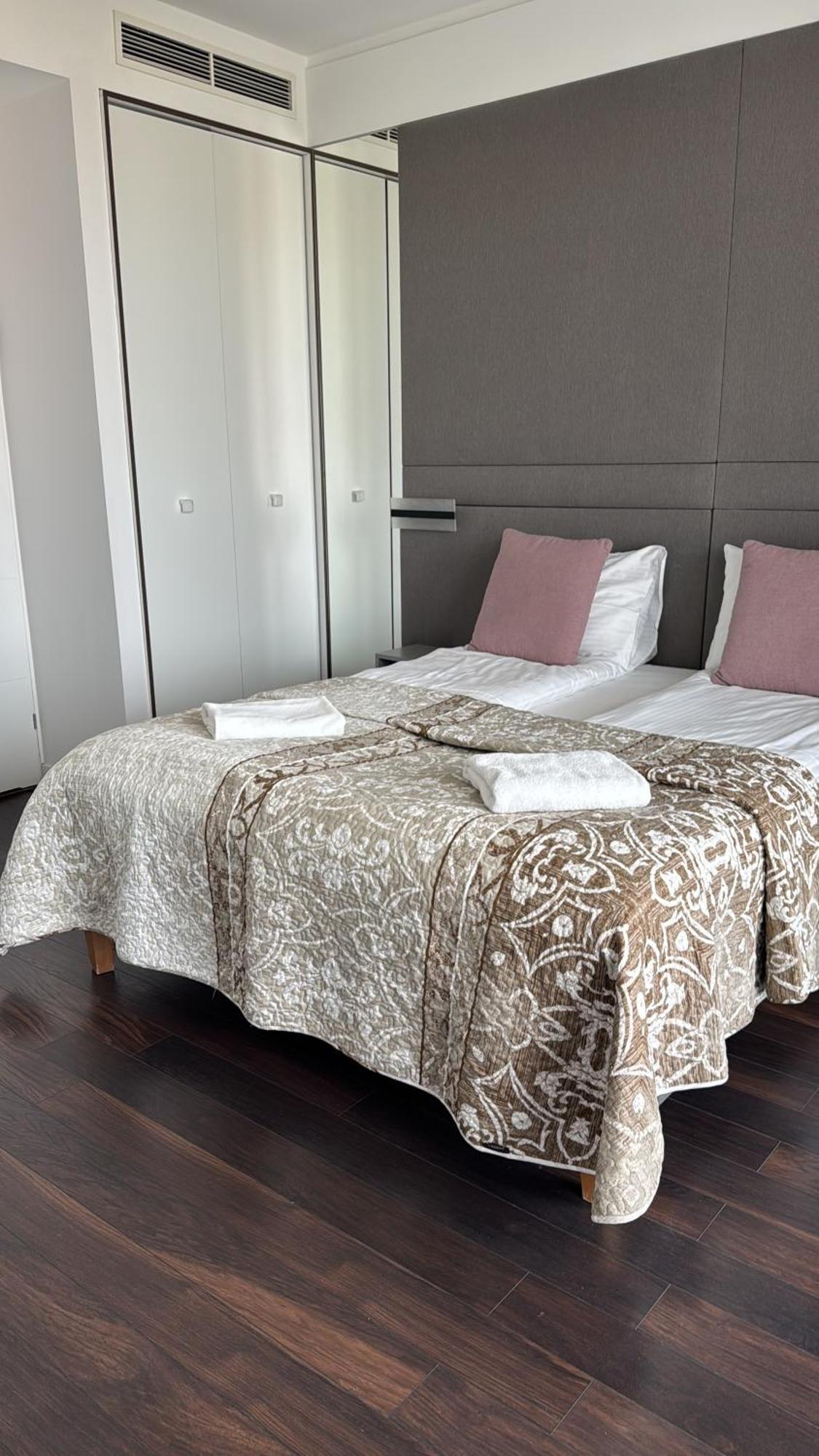 Deluxe One-Bedroom Apartment