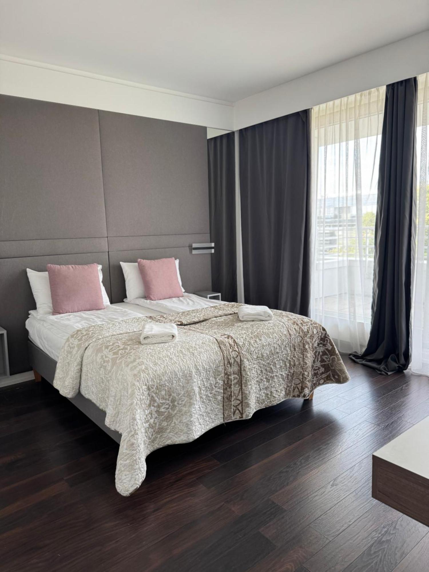 Deluxe One-Bedroom Apartment