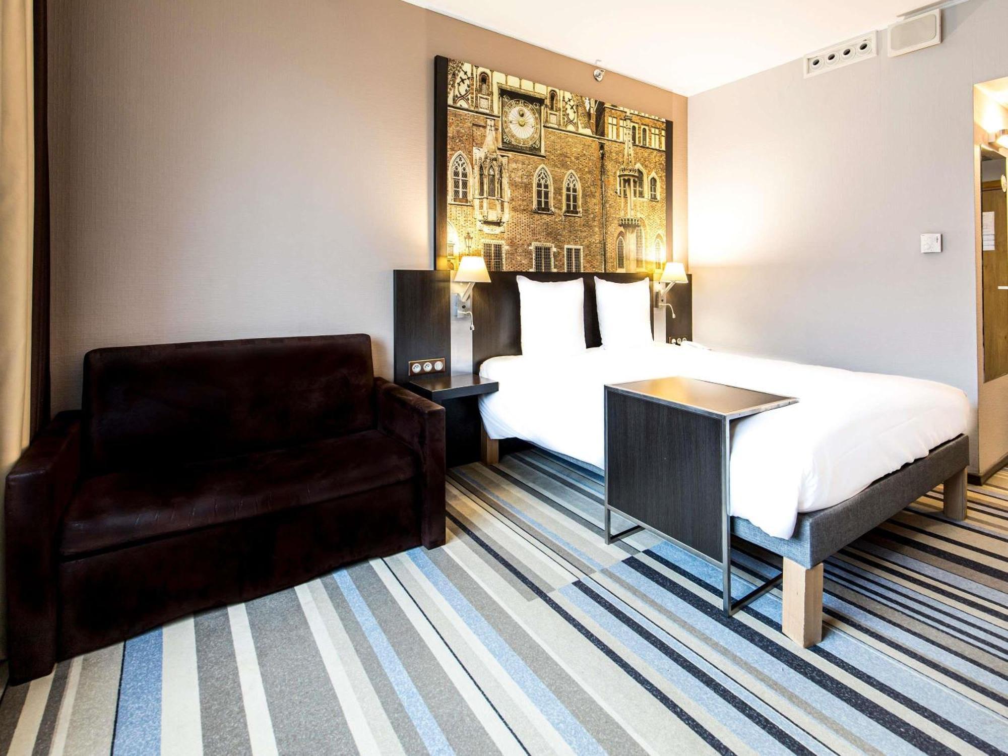 Classic Double Room Sofa City View