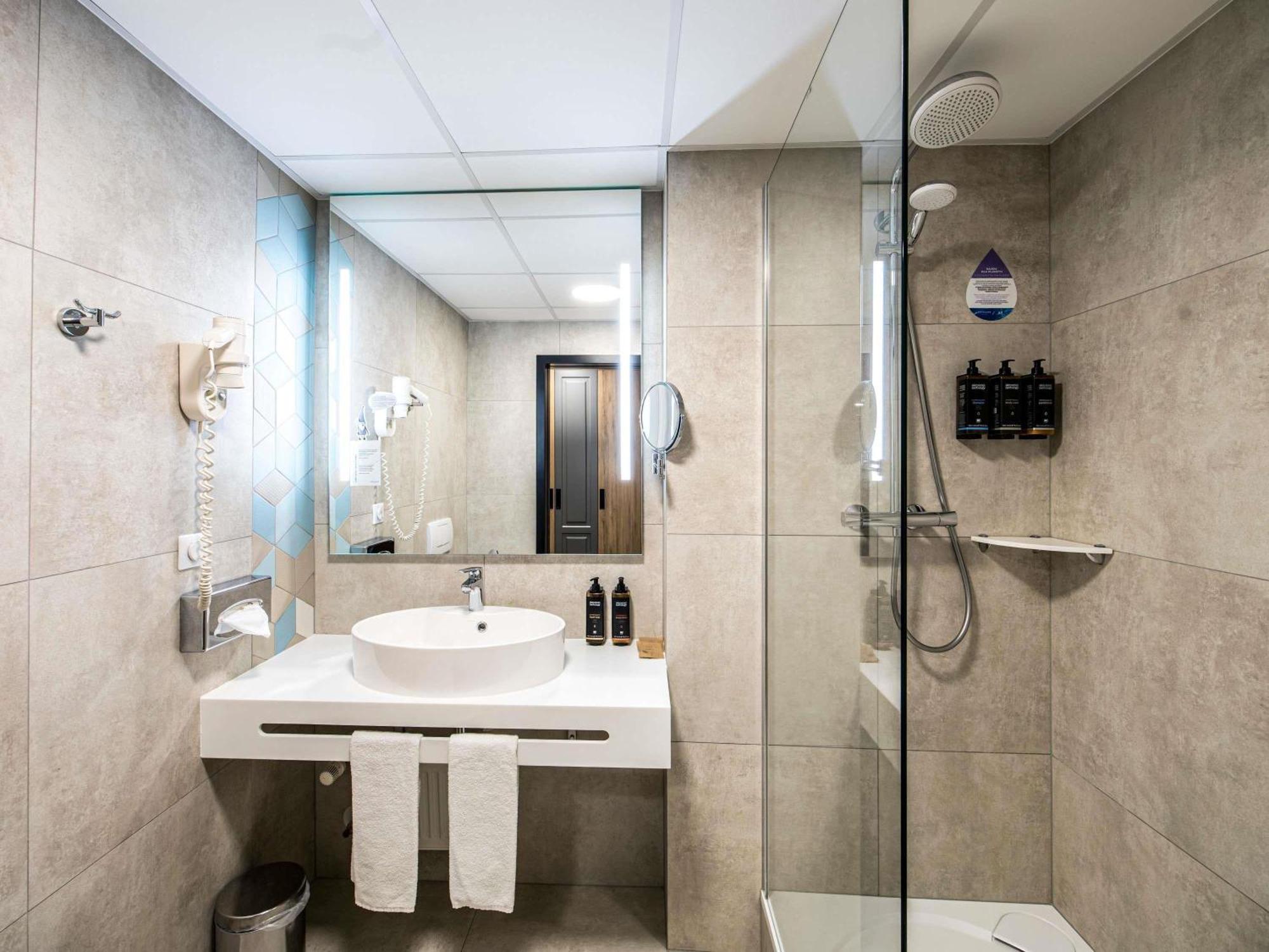 Classic Room newly renovated double bed City or Cathedral View