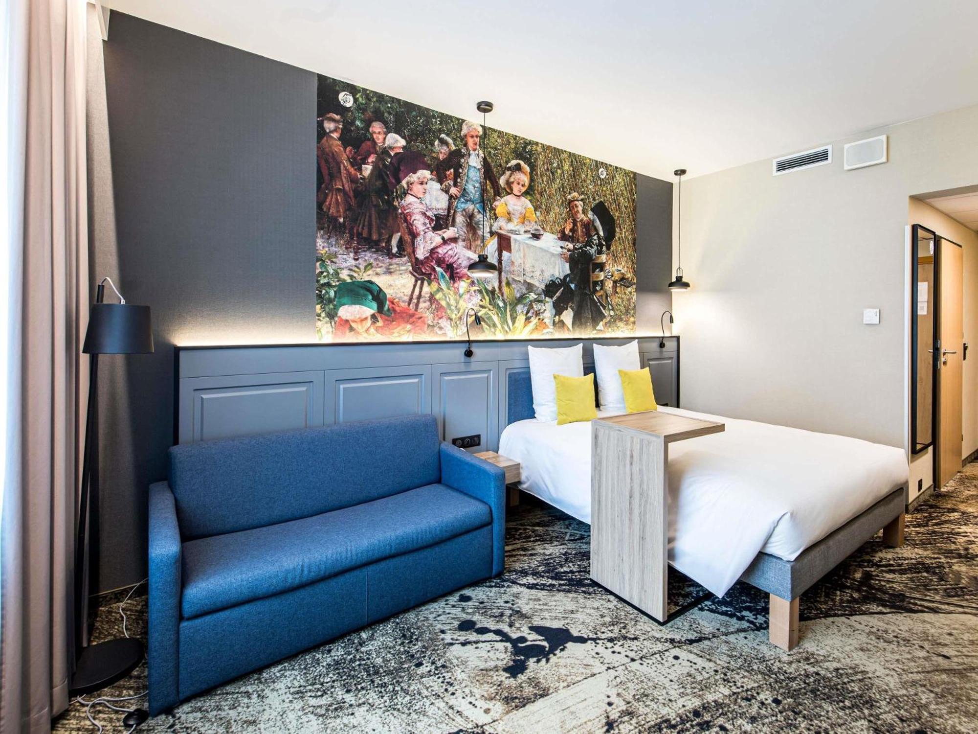 Privilege Room newly renovated double bed sofa City or Cathedral View