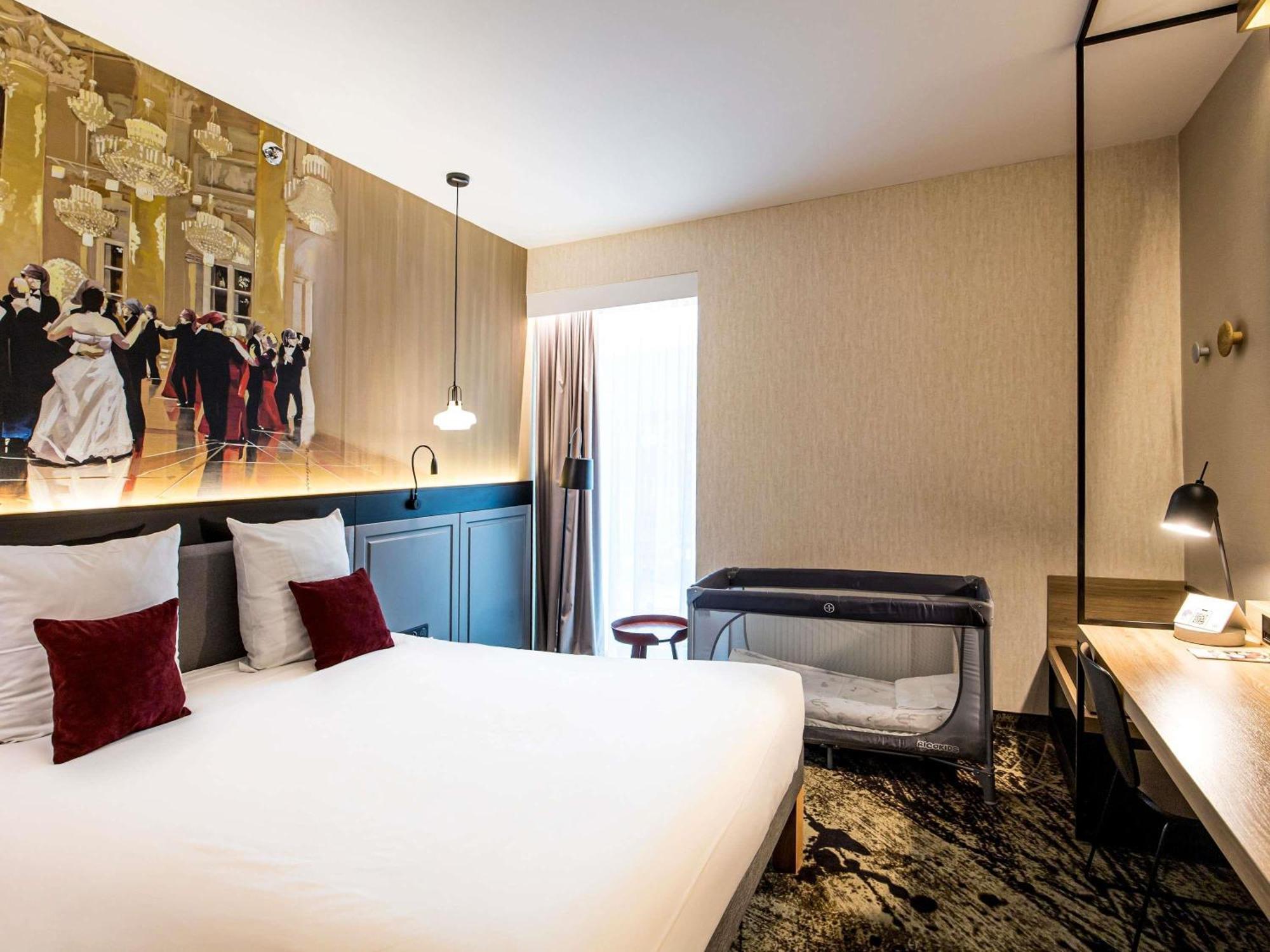 Familiy Room bedroom queen bed living room sofa City or Chathedral View