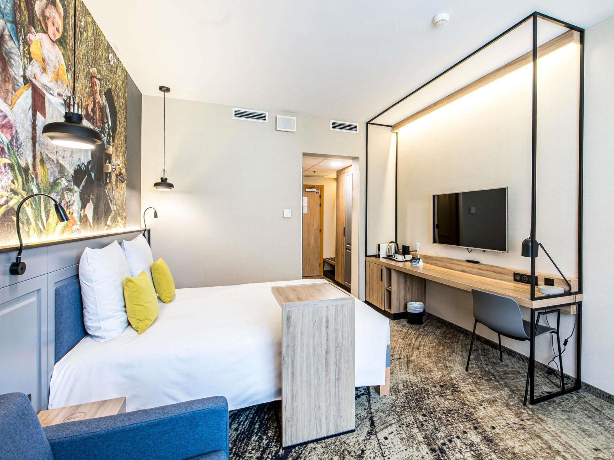 Privilege Room newly renovated double bed sofa City or Cathedral View