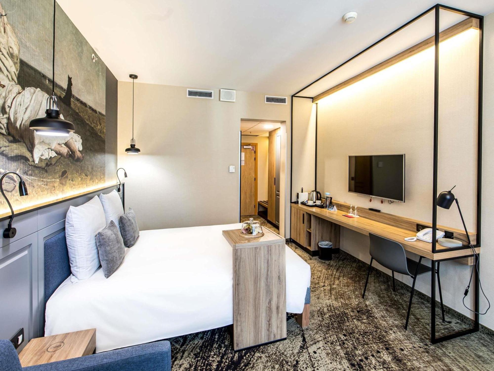 Privilege Room newly renovated double bed sofa City or Cathedral View