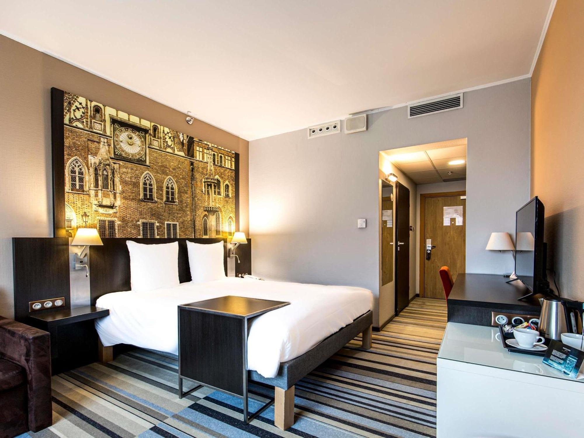 Classic Double Room Sofa City View
