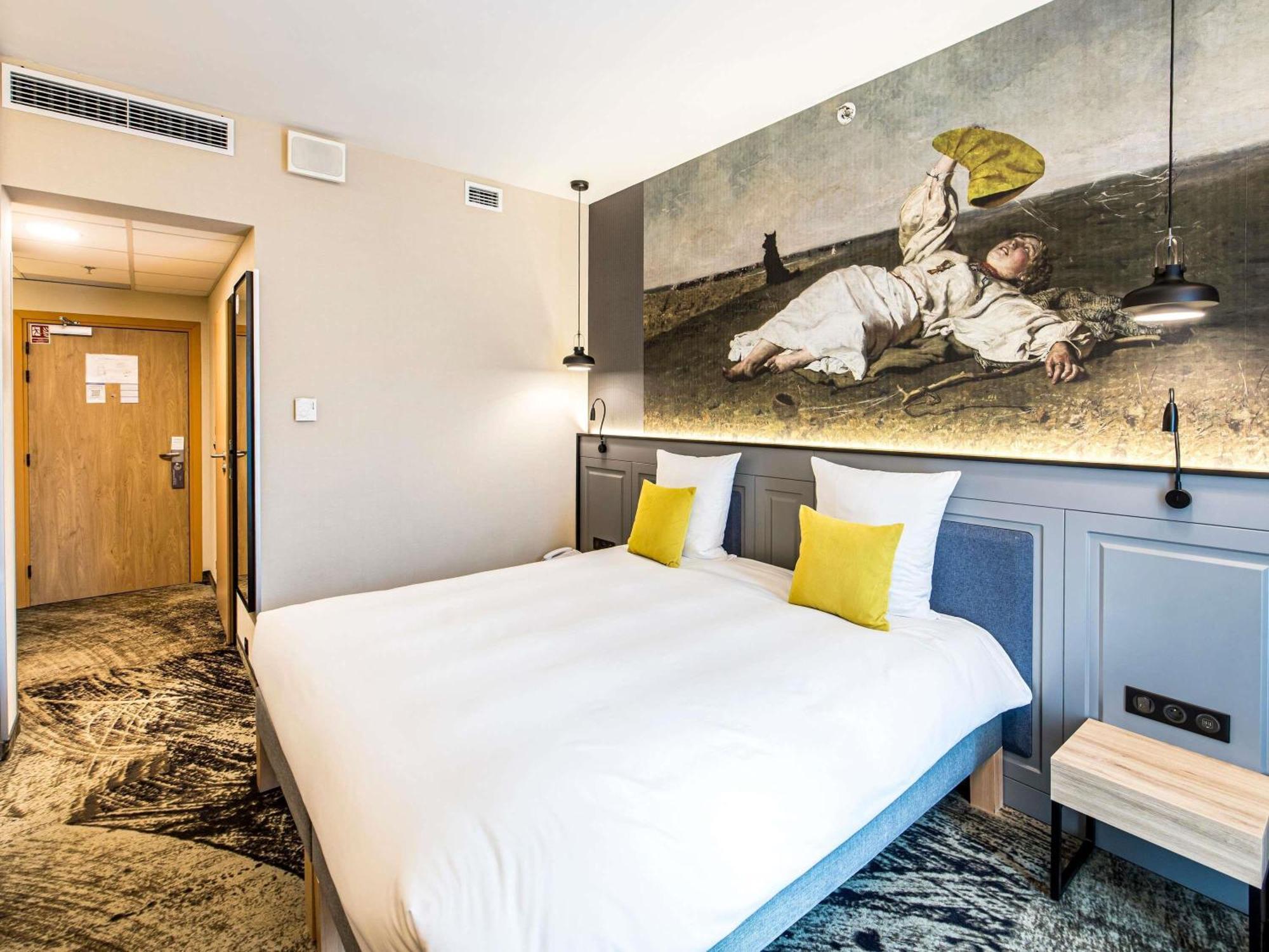 Classic Room newly renovated double bed City or Cathedral View