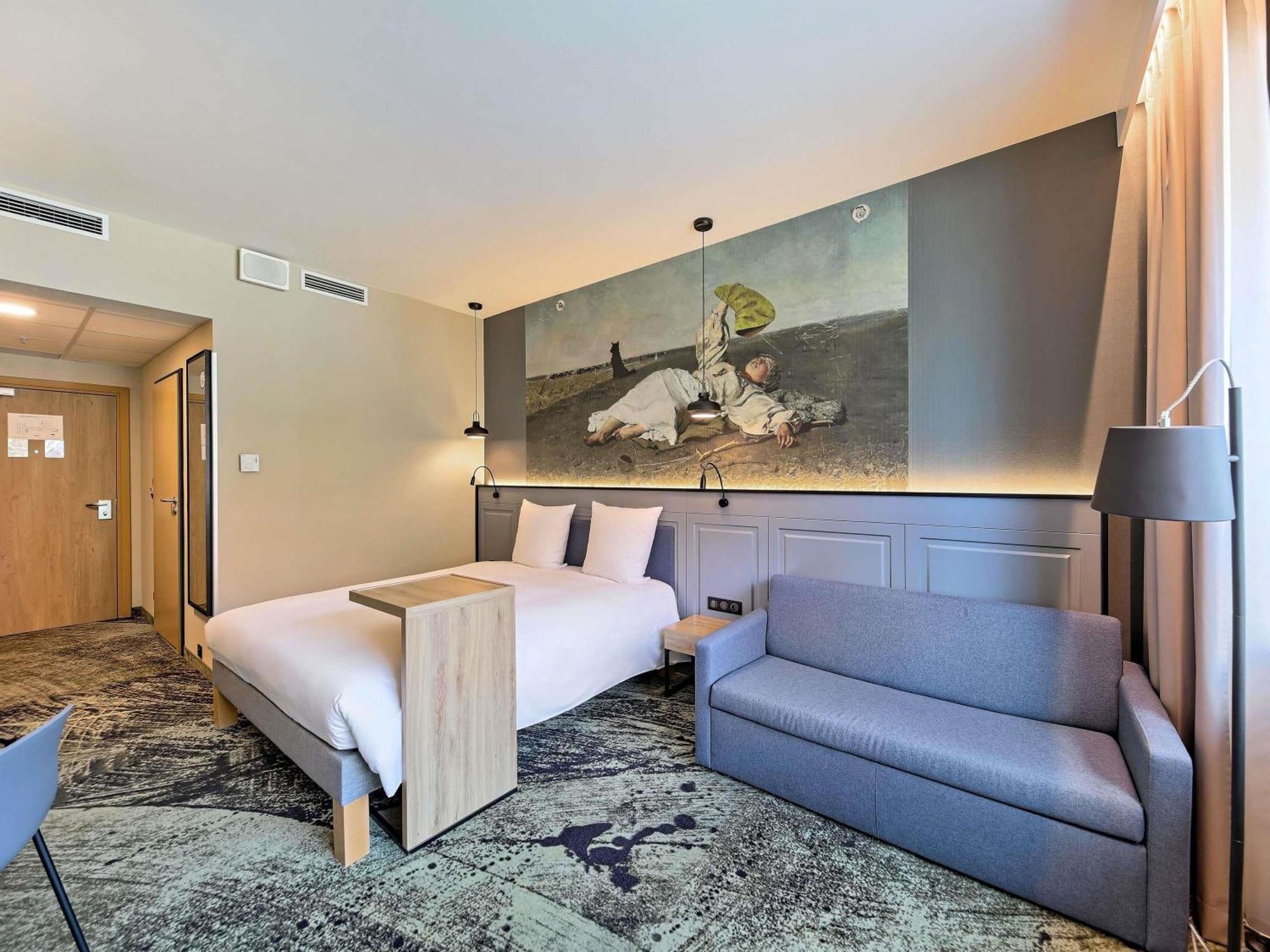 Privilege Room newly renovated double bed sofa City or Cathedral View