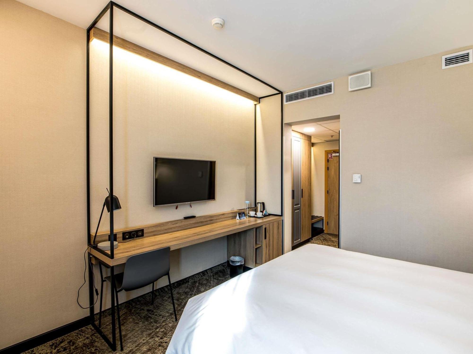 Classic Room newly renovated double bed City or Cathedral View