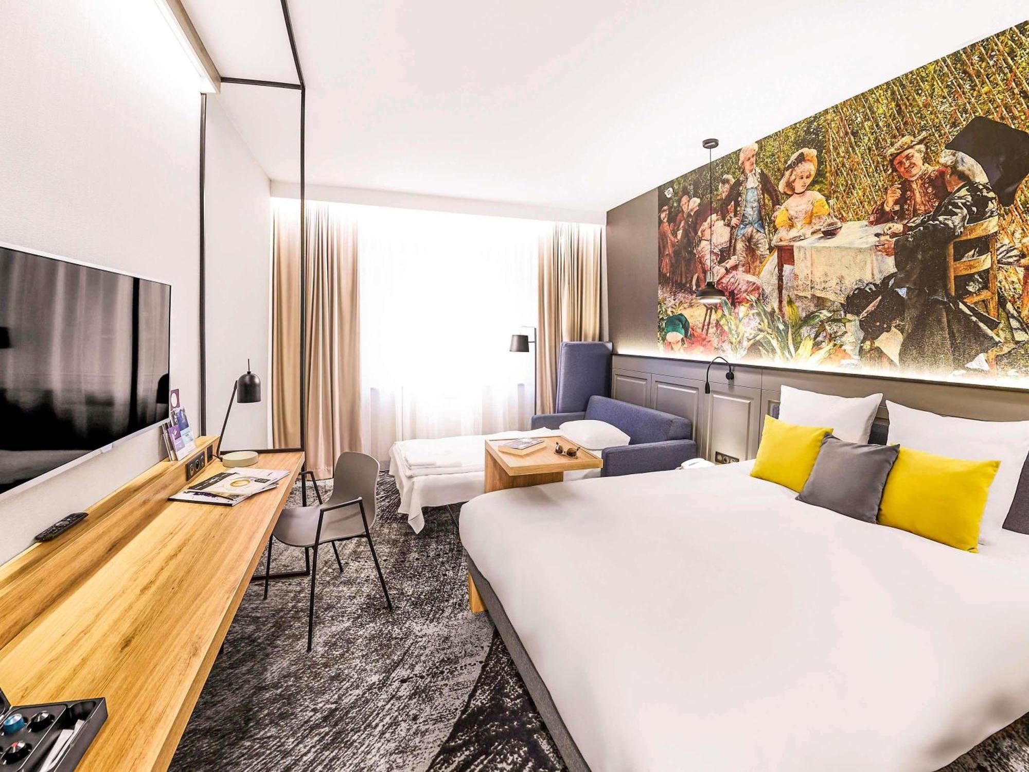 Privilege Room newly renovated double bed sofa City or Cathedral View