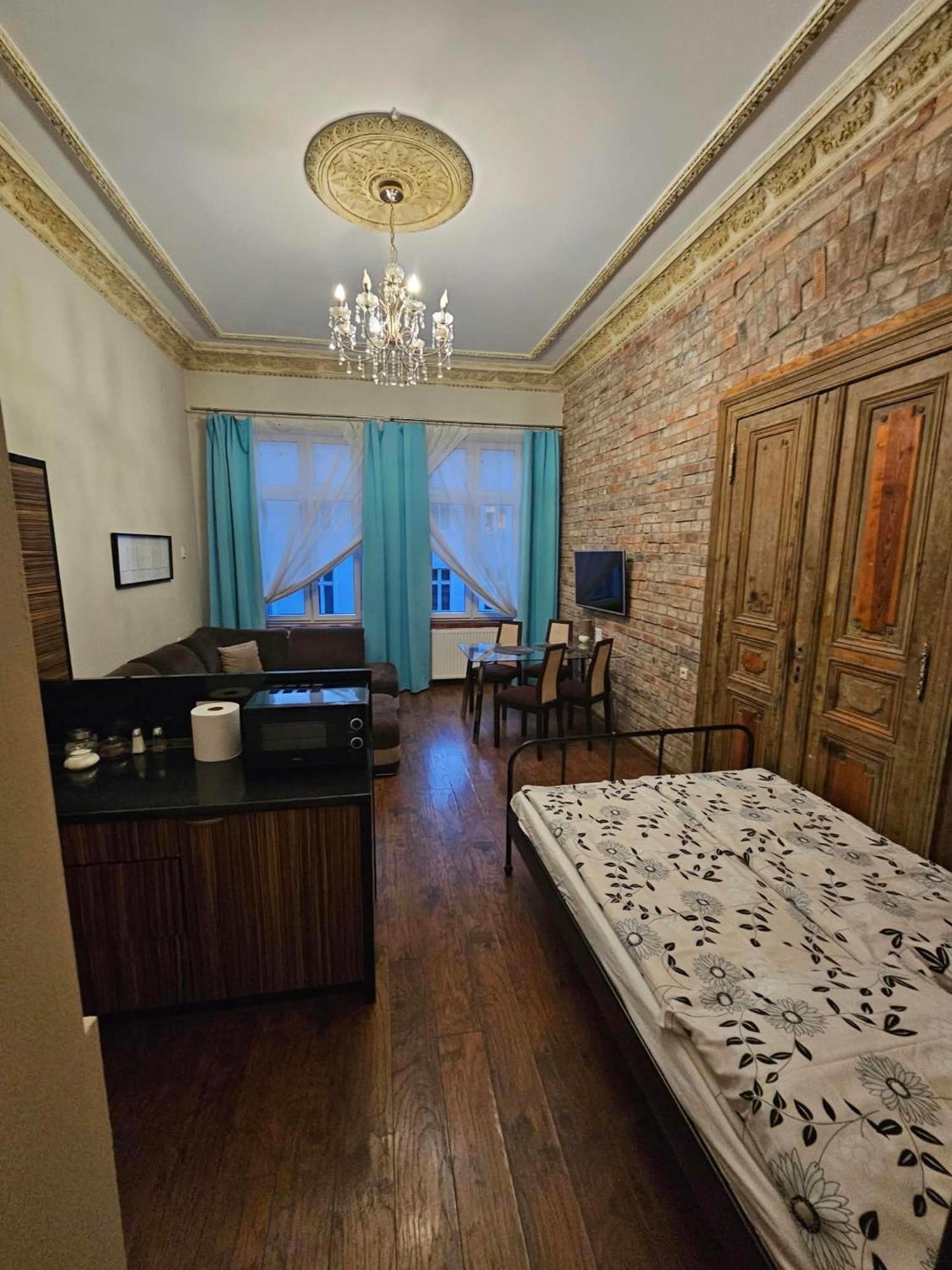 Deluxe Studio