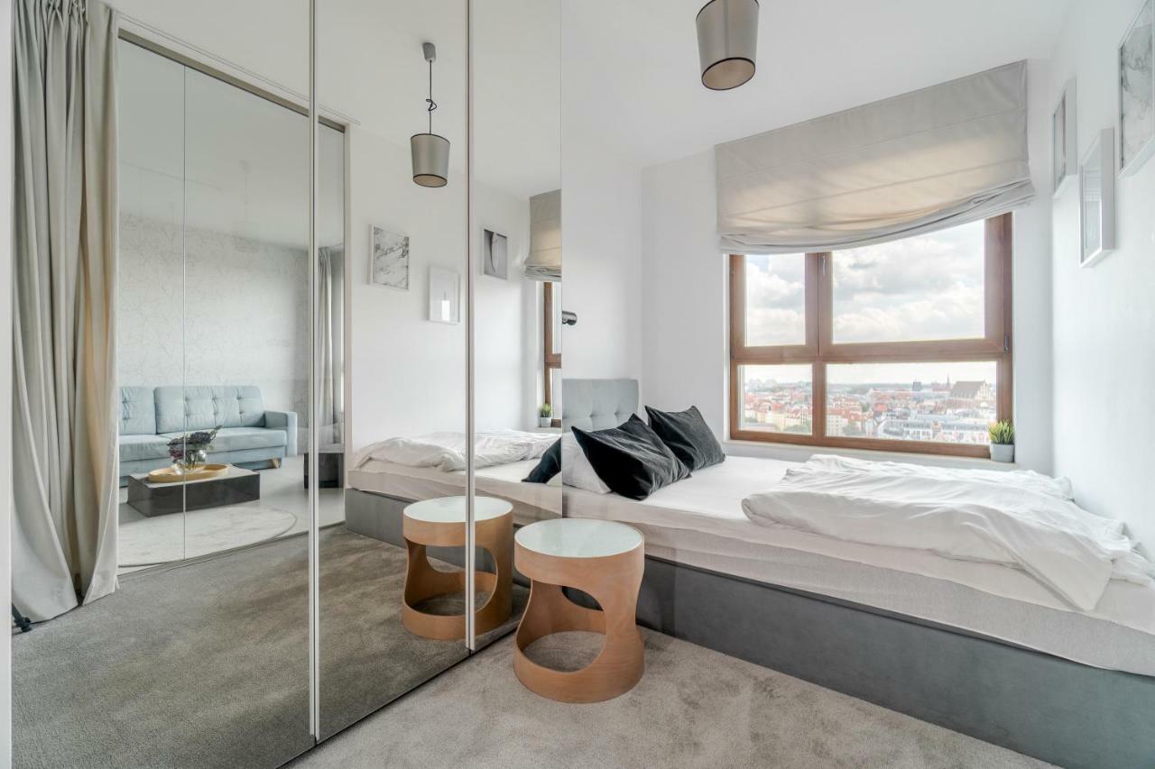 One-Bedroom Apartment on 15th floor Old Town View