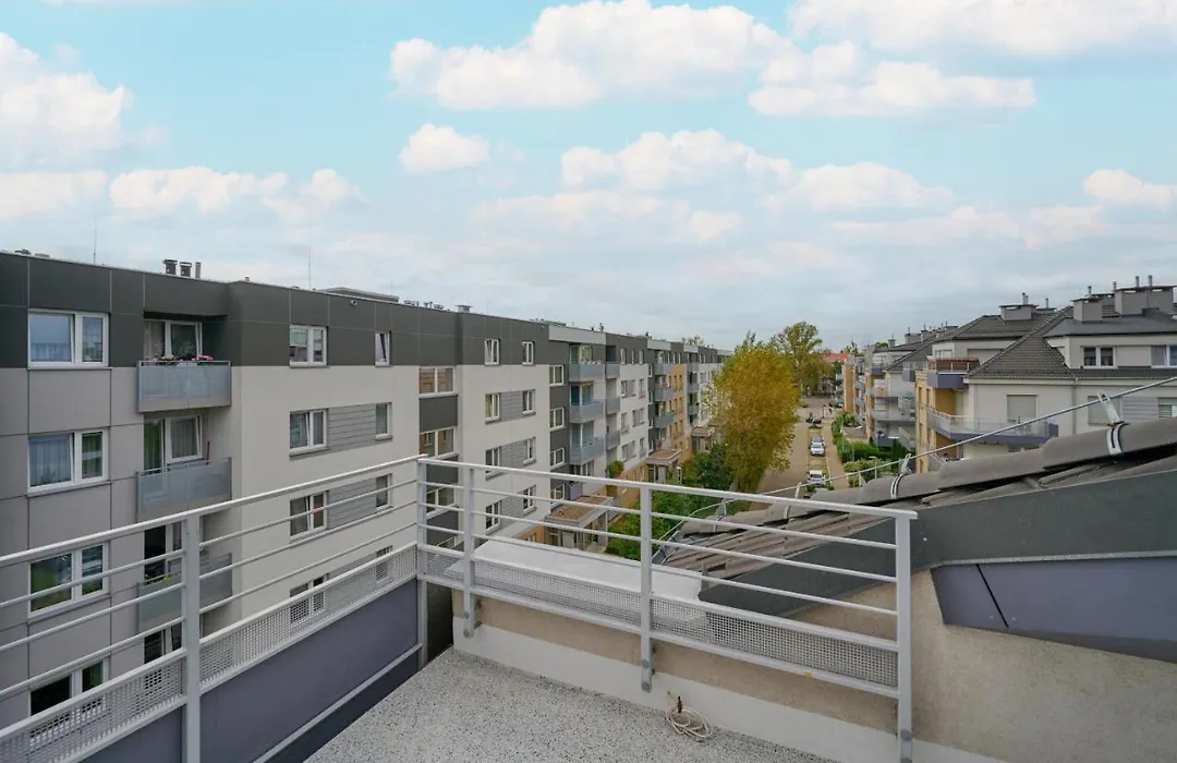 Comfortable & Cozy Studio With Balcony - Klimasa By Noclegi Renters-1