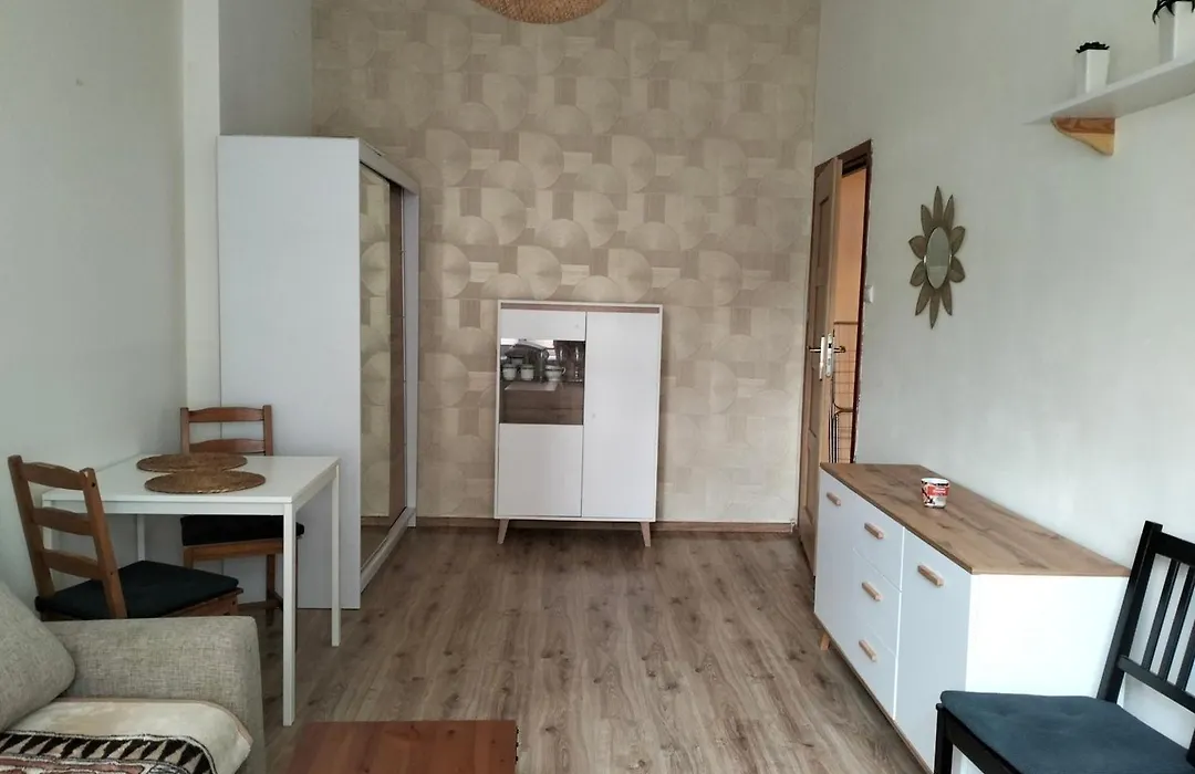 Night Host Trzebnicka 84 free parking-1