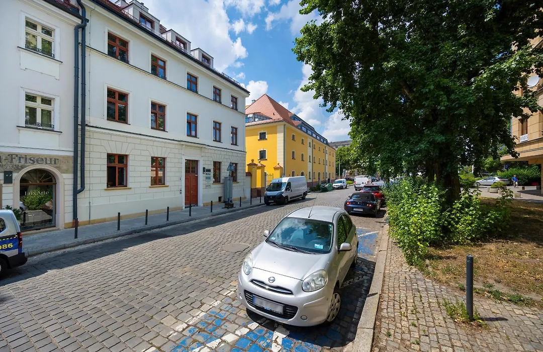 Elegancki Apartament z Parkingiem Blisko Starego Miasta by Noclegi Renters-1