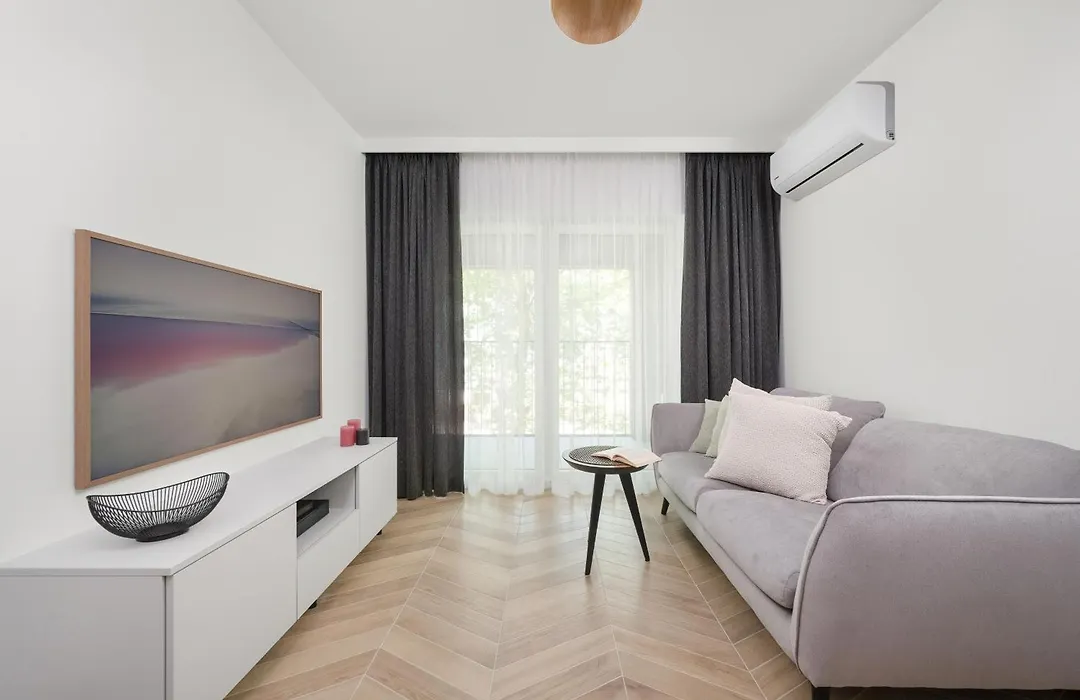 Nowoczesny Apartament z Klimatyzacją i Parkingiem by Renters Prestige-1