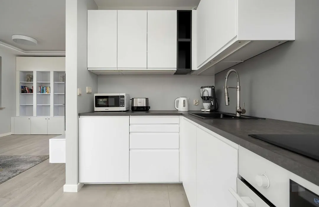 Nowoczesny Apartament Blisko Rzeki we Wrocławiu z Biurkiem i Parkingiem by Noclegi Renters-1