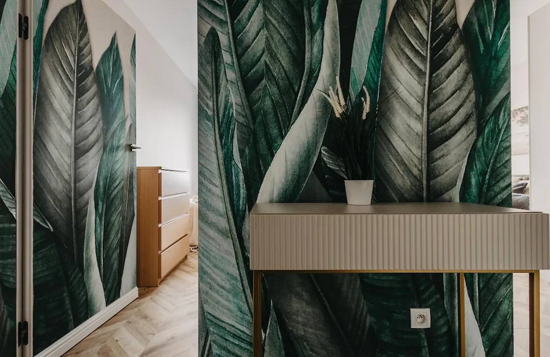 Balcony & Parking, Modern Elegant Apartment! Near Tram-1