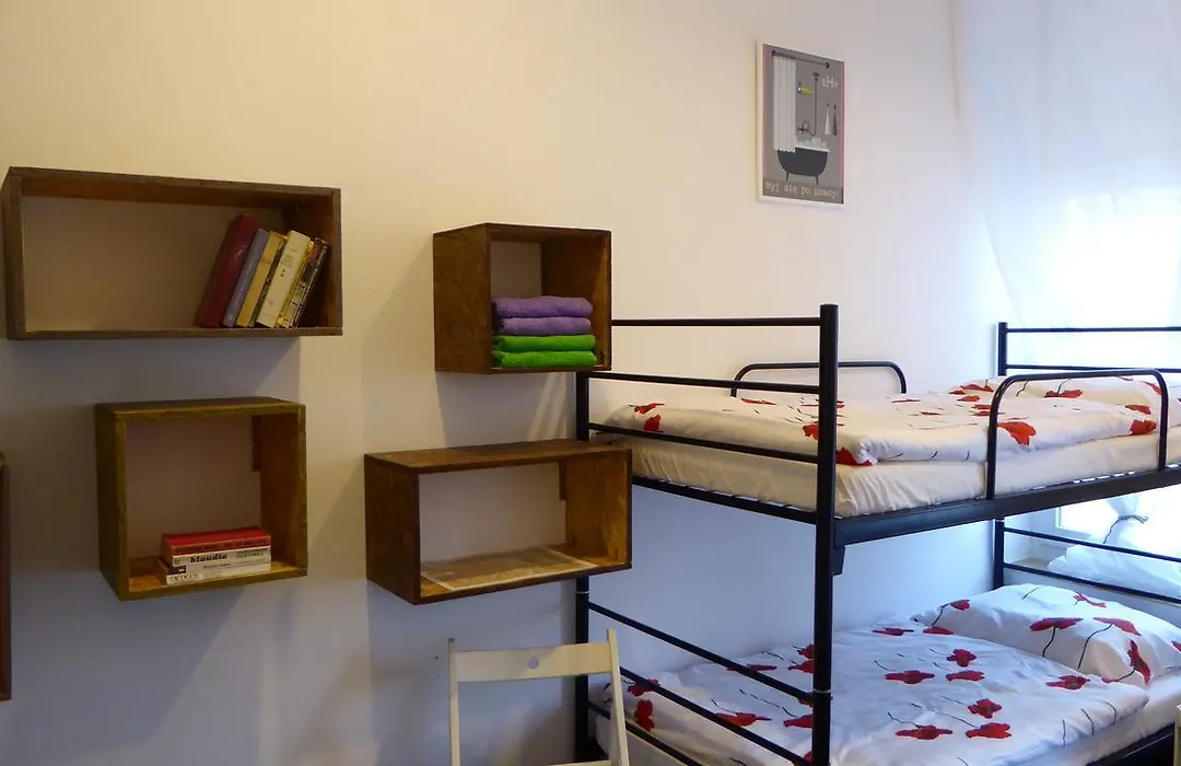 FlyFly Hostel , darmowy parking , rezerwuj przez urządzenia mobilne -10 procent-1