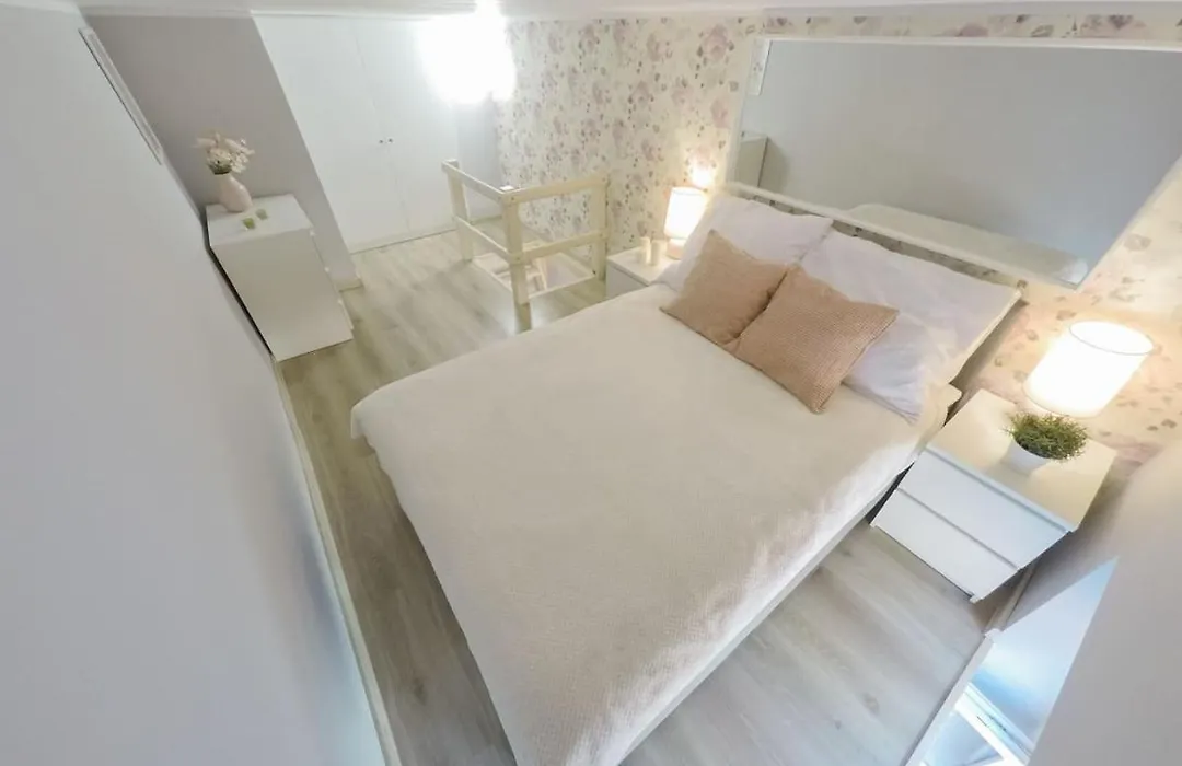 Rynek 20/21 -Cosy New Apartment On The Market Square - 4 Bedrooms - 8 People-1