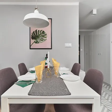 Kotlarska Market Square Apartment With Airconditioning By Noclegi Renters-2