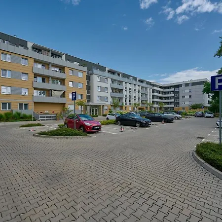 Spacious Apartment Suitable For Remote Work With Balcony & Parking By Noclegi Renters-3
