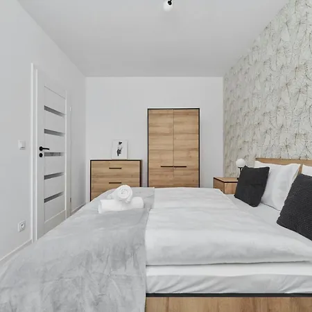 Nowoczesny Apartament Z Balkonem I Parkingiem W Centrum Wroclawia By Noclegi Renters-3
