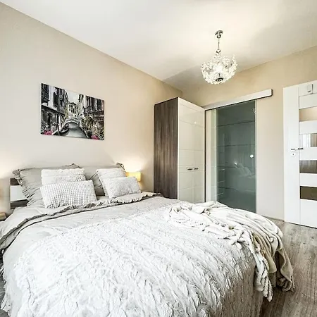 Stylish Apartment - Balcony, Church Views, Parking! Tram-2
