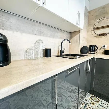 Stylish Apartment - Balcony, Church Views, Parking! Tram-3