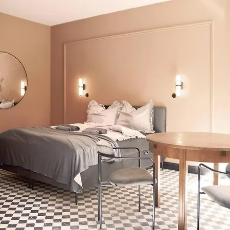 Elegant Apartment In The City Center-3