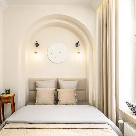 Quiet Apartment On The Main Square, 2 Bathrooms-3