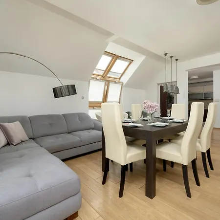 Jasny Dwupoziomowy Apartament we Wrocławiu by Noclegi Renters-2