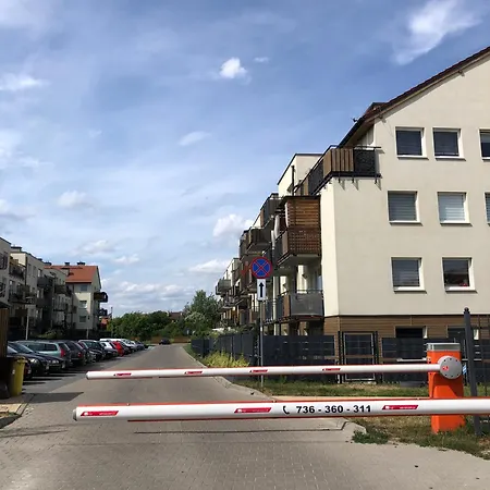 Urocze Mieszkanie Z Ogrodkiem I Bezplatny Parking-3