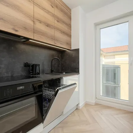 Elegancki Apartament z Parkingiem Blisko Starego Miasta by Noclegi Renters-3