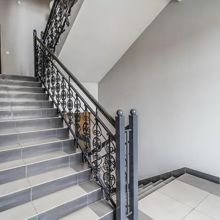 Apartament z osobną sypialnią w pięknej kamienicy w centrum-3