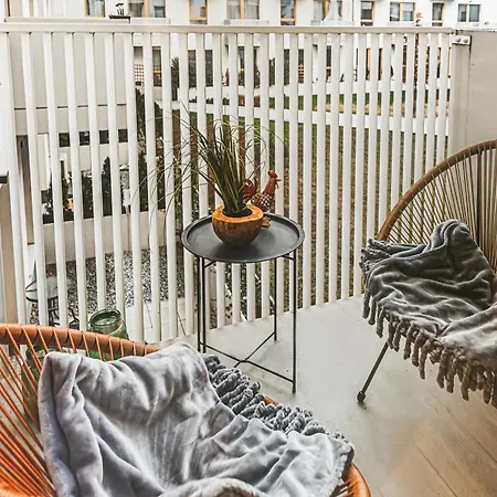 Komfortowy Apartament Z Balkonem I Parkingiem-2