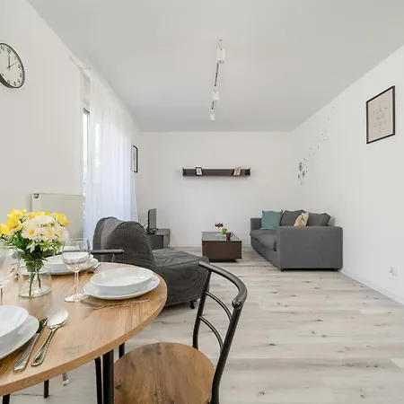 Apartament Białowieska z aneksem kuchennym i balkonem by Noclegi Renters-2