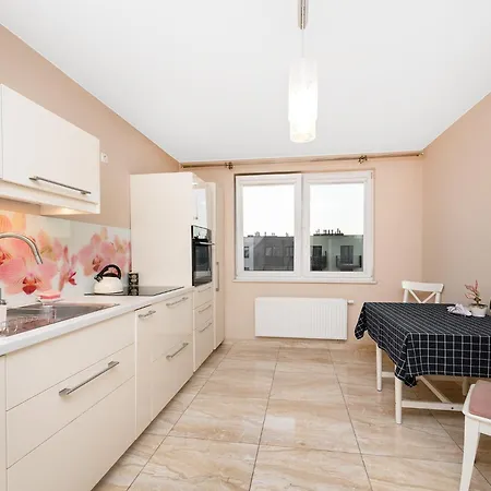 Cozy Corner: Apartment With Wifi And Private Balcony-3