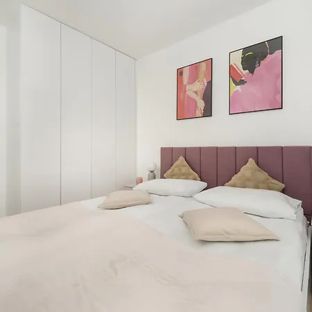 Stylowy Apartament z Balkonem i Wanną by Noclegi Renters-2