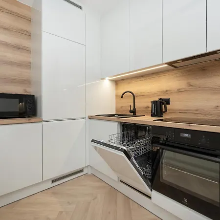 Stylowy Apartament z Balkonem i Wanną by Noclegi Renters-3