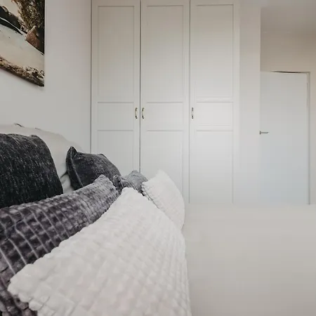 Balcony & Parking, Modern Elegant Apartment! Near Tram-3