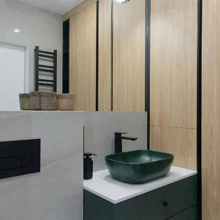 Green Oasis Apartment - City Center - Free Parking - Self Check-In - Gym - Sauna-3