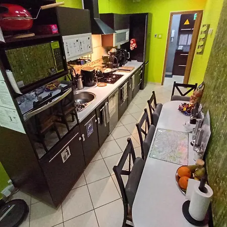 APARTAMENT VENGE -CAŁE MIESZKANIE 46m2 NA WYŁĄCZNOŚĆ - Z JEDNĄ SYPIALNIĄ I JEDNYM SYPIALNO-SALONEM -3 PIĘTRO BEZ WINDY- REZERWACJA BEZ KARTY KREDYTOWEJ-KLIMATYZACJA-NETFLIX-2 ŁÓŻECZKA DZIECIĘCE, BEZPŁATNY PARKING PUBLICZNY NA MONITOROWANYM PODWÓRZU-3