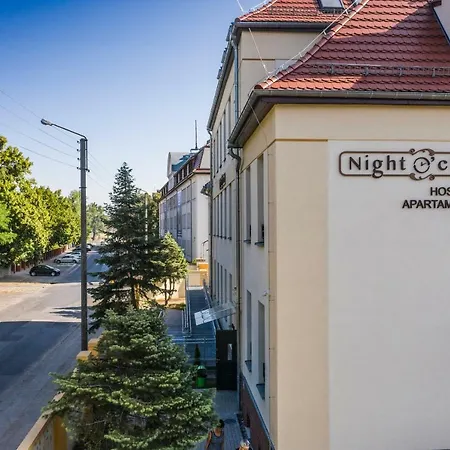 Hostel "Night O'Clock" - Prywatny Parking-3
